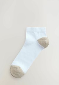 Fehér pamut boka zokni bézs, texturált sarokkal és orral. Bordázott szegéllyel és sima testtel a kényelemért.