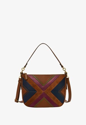 Bolso de hombro de cuero marrón con un diseño geométrico en ante azul marino, verde y burdeos. Incluye una correa desmontable y detalles en dorado.