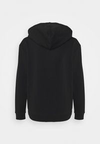 Sudadera negra con capucha, mangas largas y puños acanalados. Textura suave con un diseño minimalista y sin logotipos ni patrones visibles.