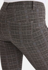 Grau karierte Hosen mit einem strukturierten Stoff. Sie verfügen über ein dezentes Karo-Muster mit blauen und burgundfarbenen Akzenten. Enthält Gesäßtaschen.