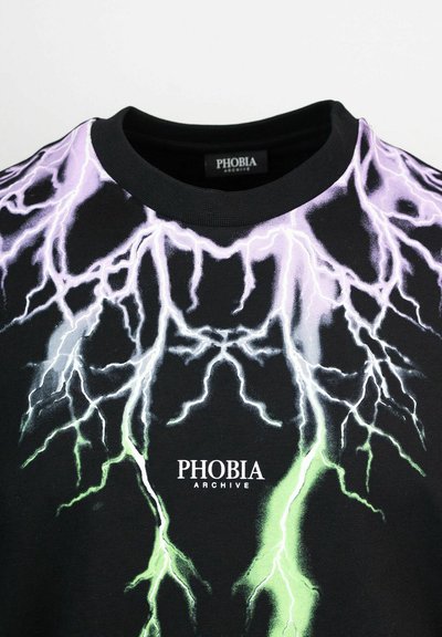 T-shirt nera in cotone con una grafica di un fulmine in viola e verde, col collo rotondo e "PHOBIA ARCHIVE" stampato al centro.