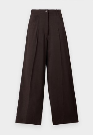 Pantalon noir taille haute à jambes larges avec plis à l'avant, poches latérales, passants pour ceinture, fermeture par bouton et braguette zippée sur un fond uni.