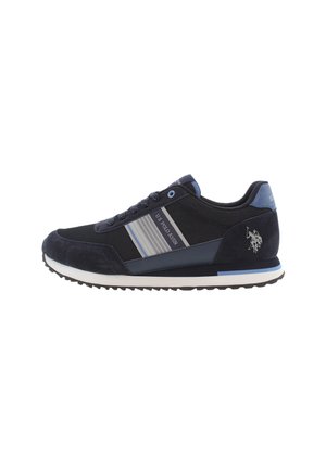 Baskets de sport bleu marine en matériaux en maille et en daim, avec des accents bleu clair, une bande argentée et un logo au niveau du talon.
