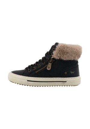 Czarny sneaker za kostkę z beżowym futrzanym kołnierzem, bocznym zamkiem, sznurowanym przodem oraz białą gumową podeszwą z teksturowanym bieżnikiem.