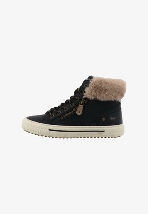 Zapatilla negra de caña alta con cuello de piel beige, cremallera lateral, cordones delanteros y suela de goma blanca con agarre texturizado.