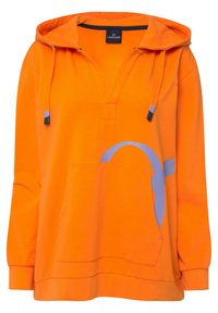 Oranje hoodie van zacht materiaal, met een voorzak, een V-hals en een grote lichtblauwe grafische accent. Inclusief een capuchon met trekkoord.