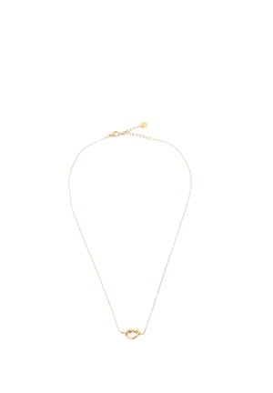 Delicata collana a catena d'oro con un piccolo pendente a nodo intrecciato posizionato al centro su sfondo bianco.