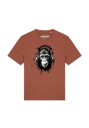 T-shirt marron à manches courtes avec un dessin d'un singe noir et blanc portant de grands écouteurs au centre.