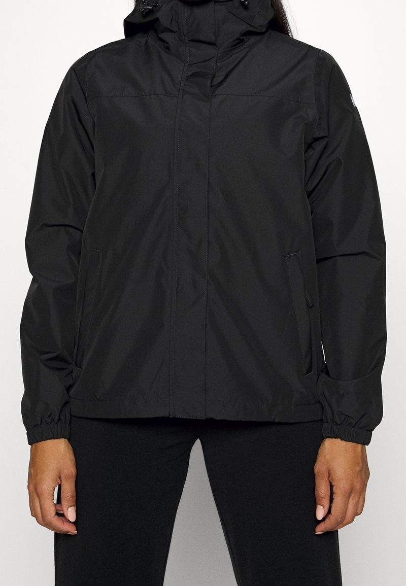 Chaqueta impermeable negra con cierre de cremallera al frente, puños elásticos y capucha ajustable. Cuenta con bolsillos laterales y una textura ligera y suave.