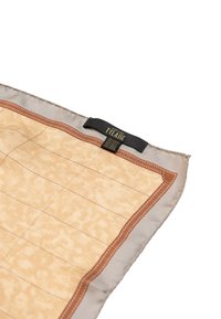 Foulard in seta con un centro beige a motivi, bordato da un accento marrone e bordi grigi. L'etichetta vicino all'angolo indica le informazioni sul marchio.