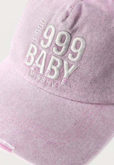 Ανοιχτό ροζ υφασμάτινο καπέλο μπέιζμπολ με λευκό κεντητό κείμενο "1-900 999 BABY MISBHV" στο μπροστινό πάνελ.