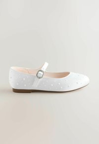 Weißer flacher Schuh mit runder Spitze, verziert mit erhabenen weißen Perlen und durch einen Riemen mit einer Strass-Schnalle gesichert.