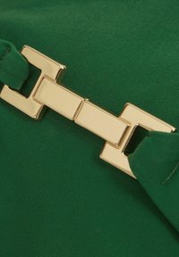Reiss REGULAR FIT RIAH HALTER NECK - Bikini top - hunting green