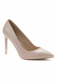 Světle růžová kožená lodička na vysokém podpatku s špičatou špičkou a štíhlým podpatkem. Podešev má průhledný akcent blízko báze podpatku.