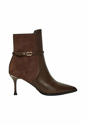 Stivaletto alla caviglia in pelle marrone e suede con punta affusolata, tacco sottile di altezza media e cinturino decorativo con fibbia piccola intorno alla caviglia.