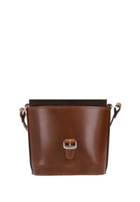 Braune Leder-Crossbody-Tasche mit silbernem Schnallenverschluss und verstellbarem Tragegurt, mit dezent geprägtem Markennamen an der Vorderseite.