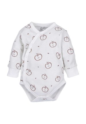Weißer Baby-Body mit langen Ärmeln, ausgestattet mit einem sich wiederholenden braunen Apfelmuster und Druckknöpfen entlang der Vorderseite für ein einfaches Ankleiden.
