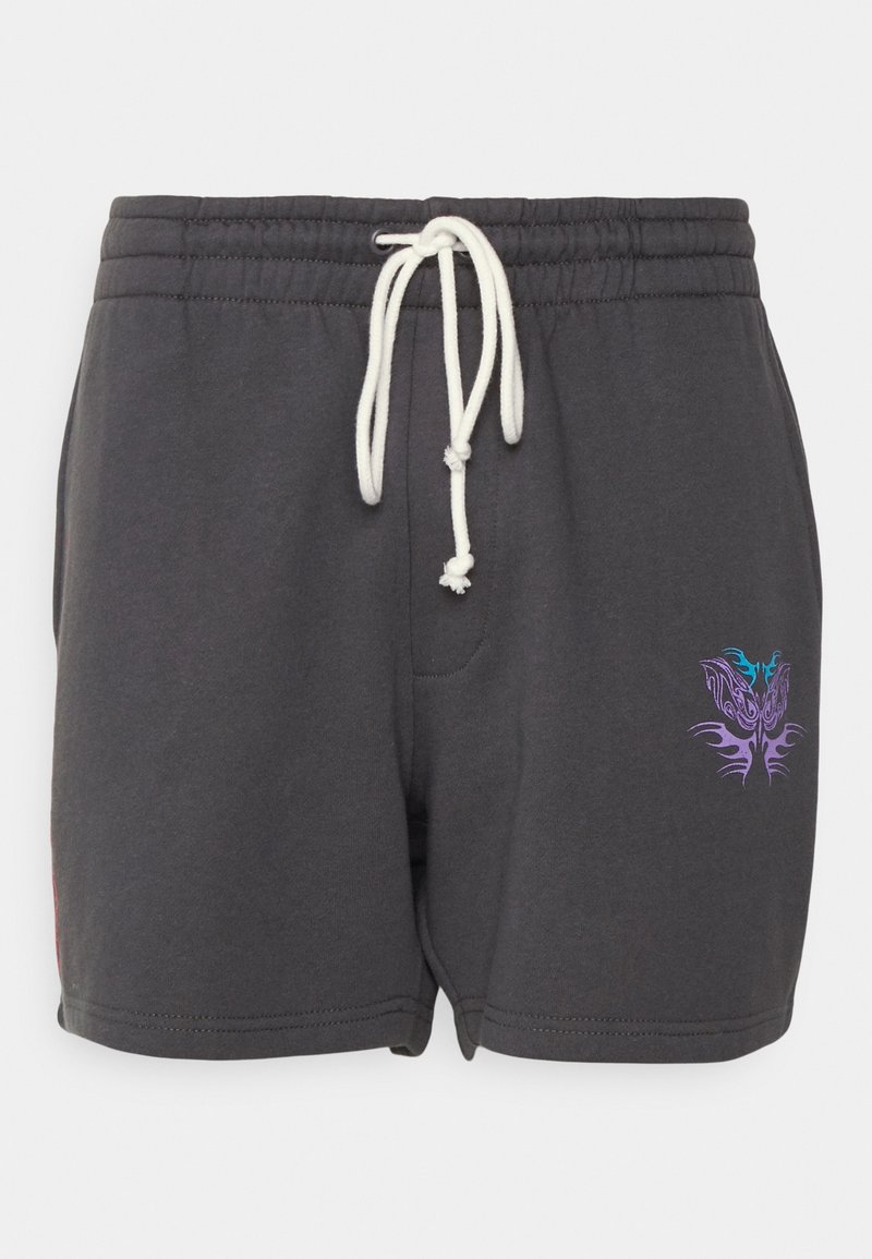 Shorts gris charbon avec taille élastique, cordon blanc, et petit motif de papillon violet et bleu sur la cuisse droite.