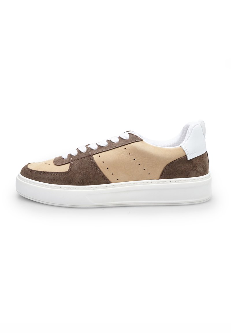 Barna suede és bézs bőr kombinációjával készült sneaker, fehér fűzőkkel és vastag fehér gumitalppal. Az upper részen perforált részletek találhatók.