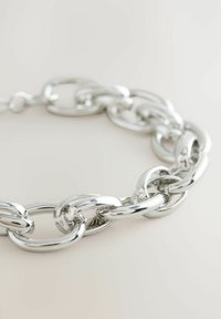 Brățară din metal argintiu, cu o curea formată din inele ovale și rotunde interconectate, cu un finisaj neted și lucios.