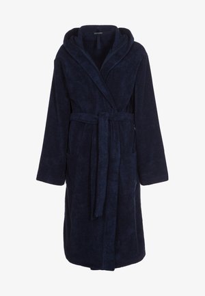 Marineblauwe badjas met capuchon, gemaakt van pluizige stof. Beschikt over lange mouwen, een strikceintuur en twee voorzakken. Zachte textuur, knielange ontwerp.