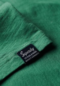Superdry & Co WORKWEAR - T-shirt imprimé - pine green slub