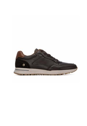Zapatilla deportiva de cuero marrón oscuro con talón acolchado marrón claro, cordones negros y suela de goma blanca con dibujo.