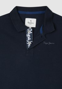 Granatowa koszulka polo z teksturowanej tkaniny, z kontrastowym niebieskim kołnierzykiem, nadrukowanym zapięciem i wyhaftowanym logo "Pepe Jeans".