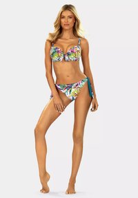 Kostium kąpielowy w kwiaty w wielu kolorach, z wiązanym topem i regulowanymi ramiączkami, z dołem z wiązaniami po bokach. Wykonany z gładkiego, elastycznego materiału.