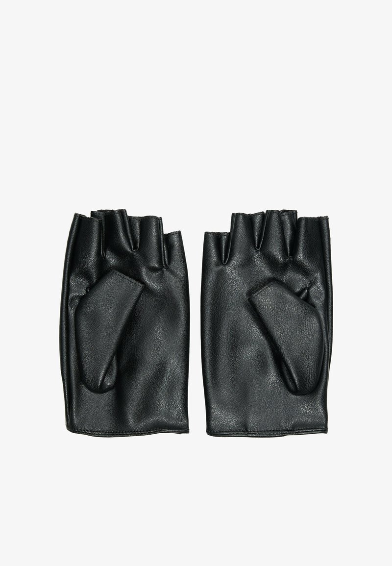 Paire de gants en cuir noirs sans doigts avec protections pour le pouce, posés à plat sur un fond blanc.