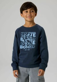 Tmavomodrá mikina zo zmesi bavlny, ktorá obsahuje grafický dizajn s textom "FREE STYLE SKATE BOARD" v svetlomodrej farbe. S okrúhlym výstrihom a rebrovanými manžetami.