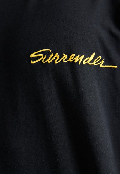 Études SURRENDER  - Marškinėliai su spaudiniu - black