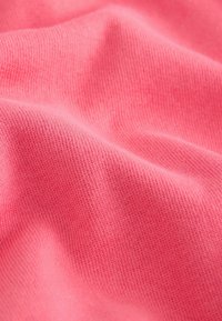 Kankaan kankaat, joissa on kirkas vaaleanpunainen väri, hieno rakenne ja pehmeä, hieman venyvä pinta.