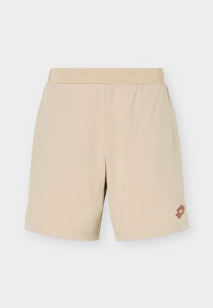 Beige Sportshorts mit elastischem Bund und kleinem braunem Logo am unteren linken Bein, dargestellt vor einem schlichten weißen Hintergrund.