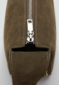 Bolso de ante marrón con cremallera plateada, herrajes metálicos, detalles cosidos y forma rectangular estructurada.