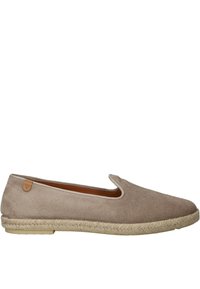 Beige suède instapper met een ronde neus, elastische rand en geweven juten tussenzool. Gladde textuur en minimale merkdetails.
