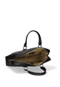 Zwarte leren handtas met dubbele handvaten, zilverkleurige hardware en een ritsopening die een beige interior met een logo print onthult.