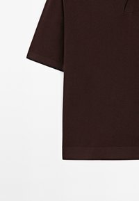 Mörkbrun kortärmad T-shirt med V-ringning, tillverkad av ett slätt tyg, med rak fåll och minimalistisk design.