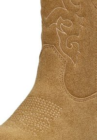 Botín de ante marrón estilo vaquero con bordados intrincados y una suela texturizada para mayor agarre. El diseño curvado acentúa la forma.