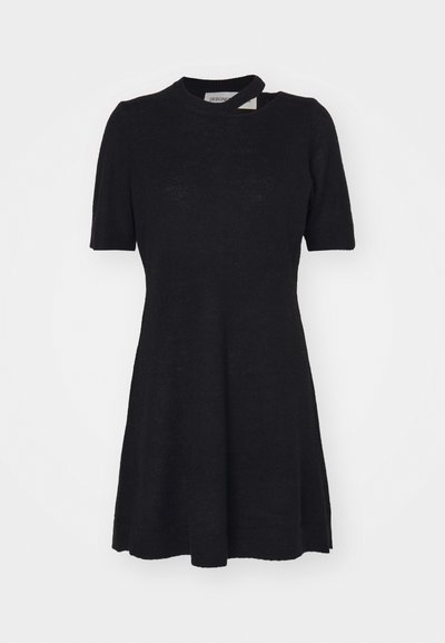 Trumpas, juodas suknelė pagaminta iš lengvos medžiagos. Suknelė turi apvalų kaklą ir platėjantį apatinį kraštą, su unikalia išpjova kaklo vietoje.