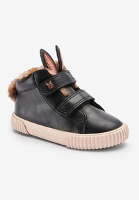 Schwarzer Lederhochschuh mit Kunstfellkragen, pinker Gummisohle und zwei Velcro-Riemen; verfügt über Hasenohren-Akzente und ein Hasenemblem.