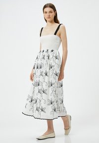 Koton FLORAL MIDI - Freizeitkleid - white