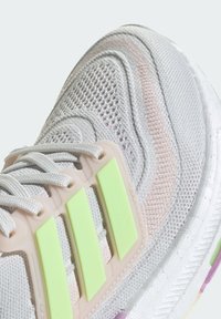 adidas Performance ULTRABOOST LIGHT - Chaussures de running sur route - crystal white   green spark   bliss lilac