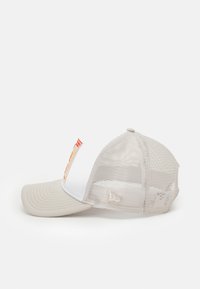 New Era TRUCKER UNISEX - Cap - white/stone