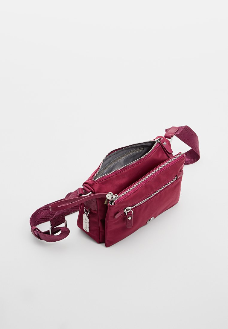 Bolso bandolera de nailon púrpura con dos compartimentos con cremallera, correa ajustable, herrajes de metal y forro interior de un color contrastante.