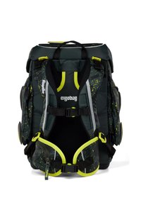 Sac à dos ergonomique vert et noir avec des accents jaunes, des sangles ajustables, des détails réfléchissants et un motif éclaboussé. Comprend plusieurs poches.