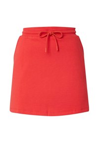 Rode katoenen rok met een elastische tailleband, verstelbaar trekkoord en zijzakken; minimalistisch ontwerp, gladde textuur en knielengte.