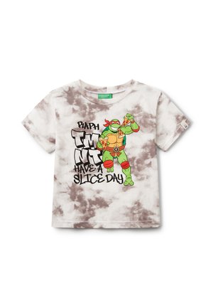 Dětské tričko na krátký rukáv z bavlny s šedobílým tie-dye vzorem, na kterém je kreslená postavička držící pizzu a text.