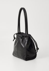 Borsa in pelle nera con parte superiore arricciata, due manici lunghi e una trama liscia. Presenta una forma arrotondata e una delicata lucentezza.