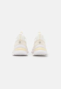 Sneakers bianchi con tomaia in mesh, colletto imbottito e suola in gomma. Presentano dettagli gialli e un logo sul tallone.